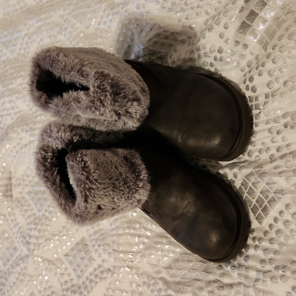 OshKosh B'gosh faux fur boots Toddler Size 12, NWOT